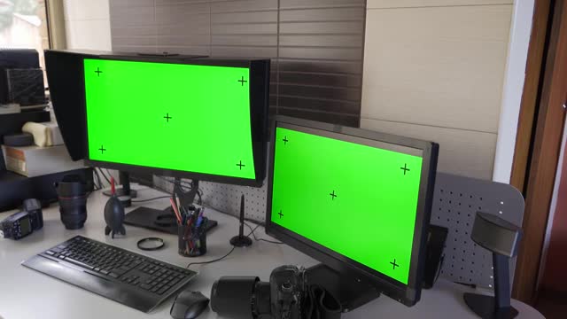摄影师电脑摄影工作站有两个显示器和色度键空白屏幕在家庭办公室视频下载