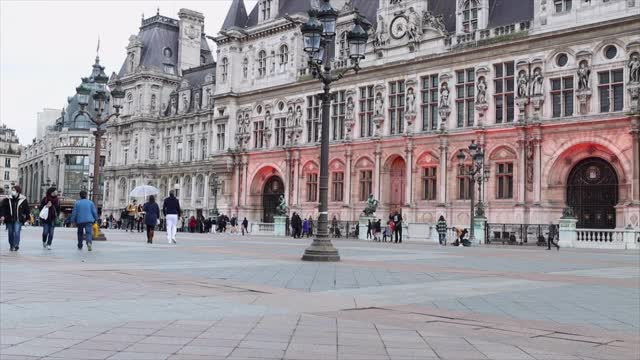 巴黎市政厅前戴着防护面具的人们视频素材