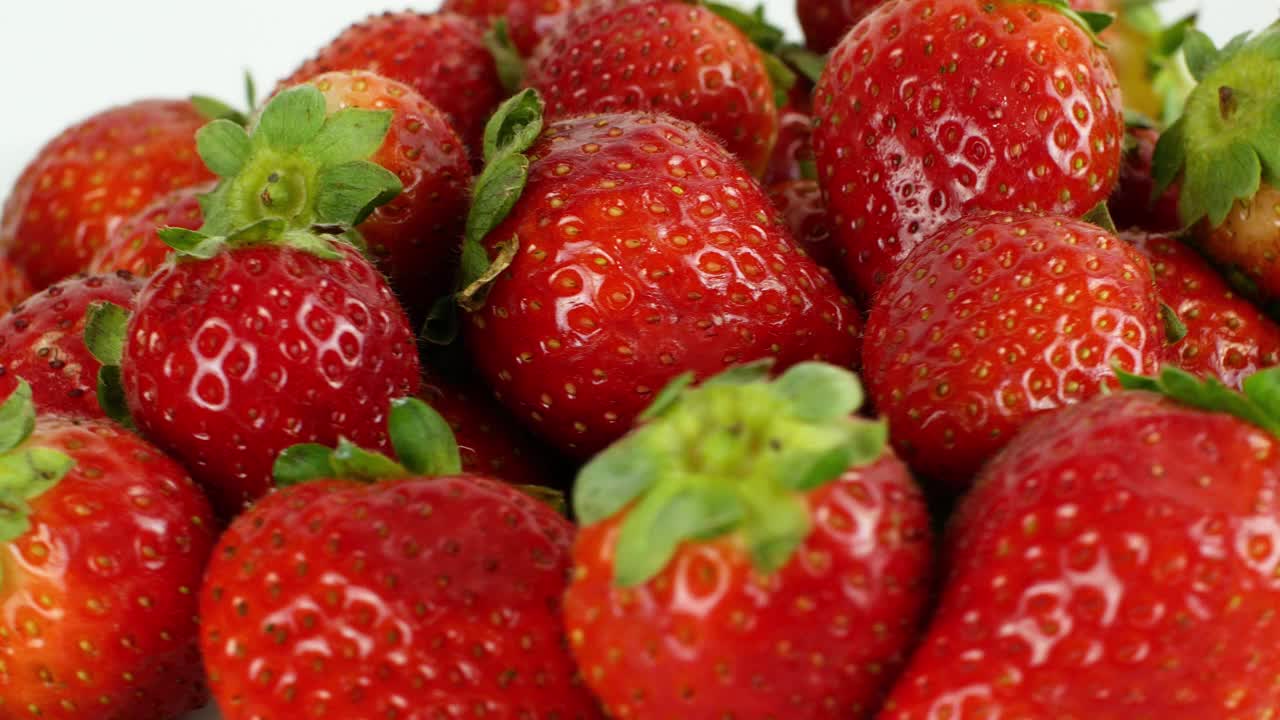 多汁熟透的异国草莓在白色背景上360度旋转。夏季生态水果和浆果。视频素材