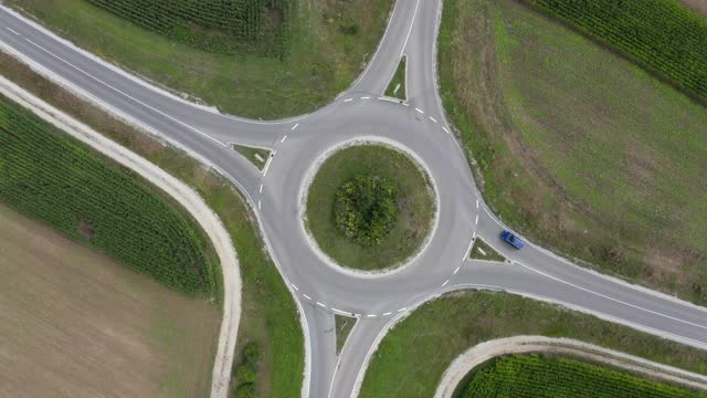 鸟瞰交通环岛与交通在巴伐利亚，德国。视频素材