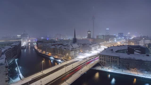 多云雪夜到白天柏林与电视塔的时间流逝，柏林，德国视频素材
