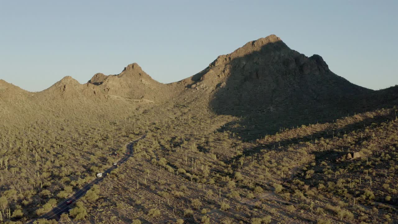 撒瓜罗仙人掌沙漠，图森，亚利桑那州:空中视频素材