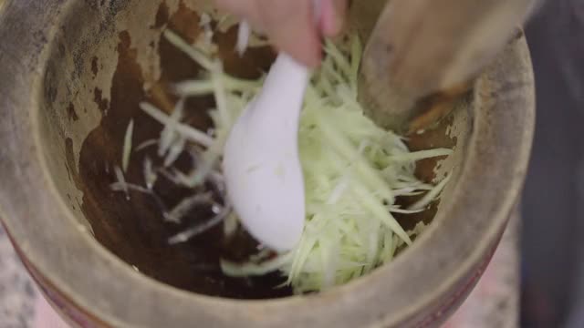 青木瓜沙拉是泰国东北部的一道名菜。视频素材