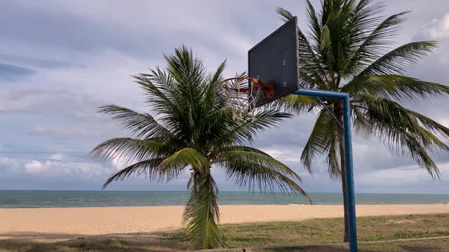 沙滩上的篮球框视频素材