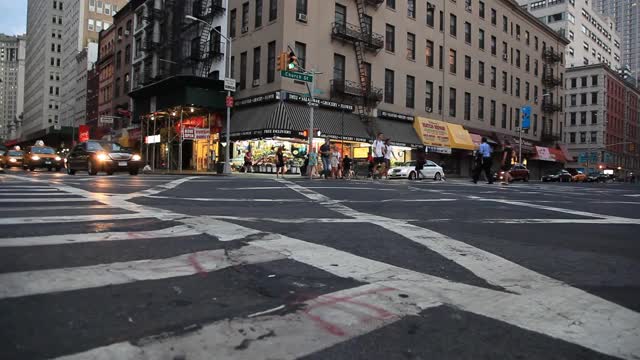 黄色的txis在纽约交通生活在曼哈顿是典型的黄色城市生活出租车视频素材