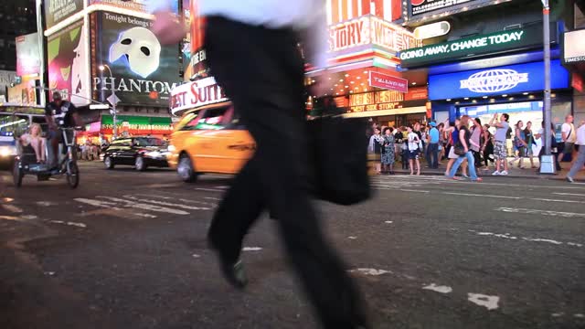 黄色的txis在纽约交通生活在曼哈顿是典型的黄色城市生活出租车视频下载