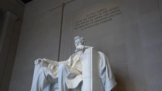 林肯纪念堂是美国为纪念美国第16任总统亚伯拉罕·林肯而建的国家纪念馆。它位于华盛顿特区国家广场的西端，对面是华盛顿纪念碑，呈新古典风格视频下载