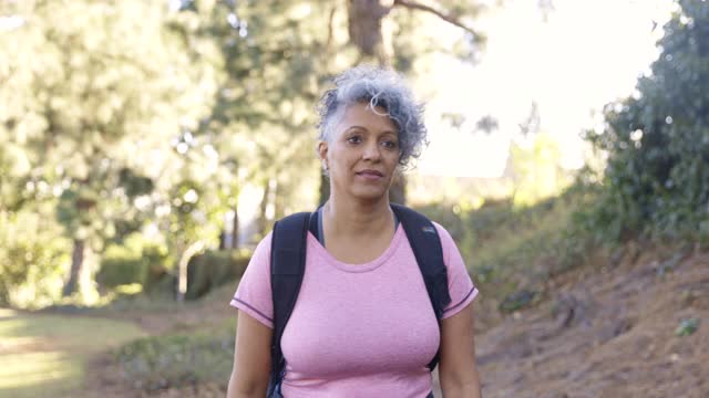 在大自然中徒步旅行的资深黑人妇女视频素材