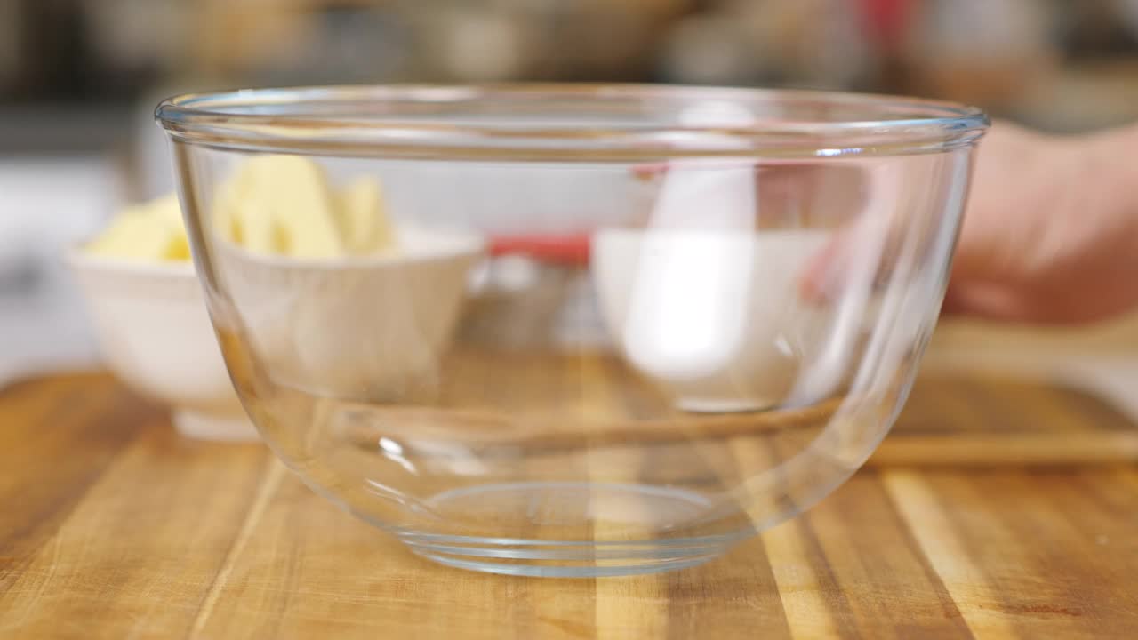 手工搅拌黄油、糖，制作水果蛋糕视频下载
