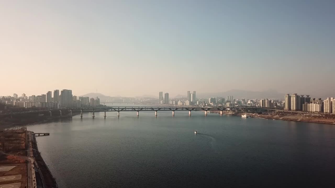 韩国首尔，汉江/江南区和光津区清潭大学桥附近的市中心视频下载