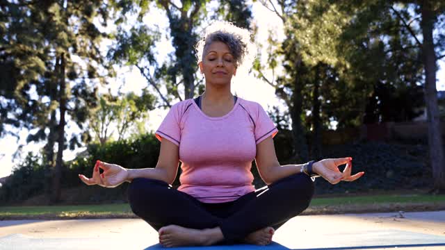 美丽的黑人妇女冥想瑜伽视频下载