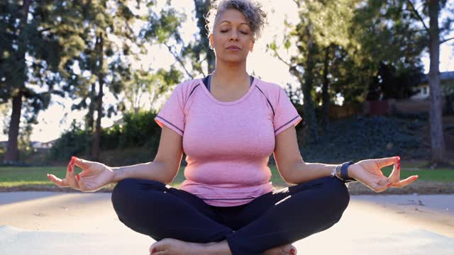 美丽的黑人妇女冥想瑜伽视频素材