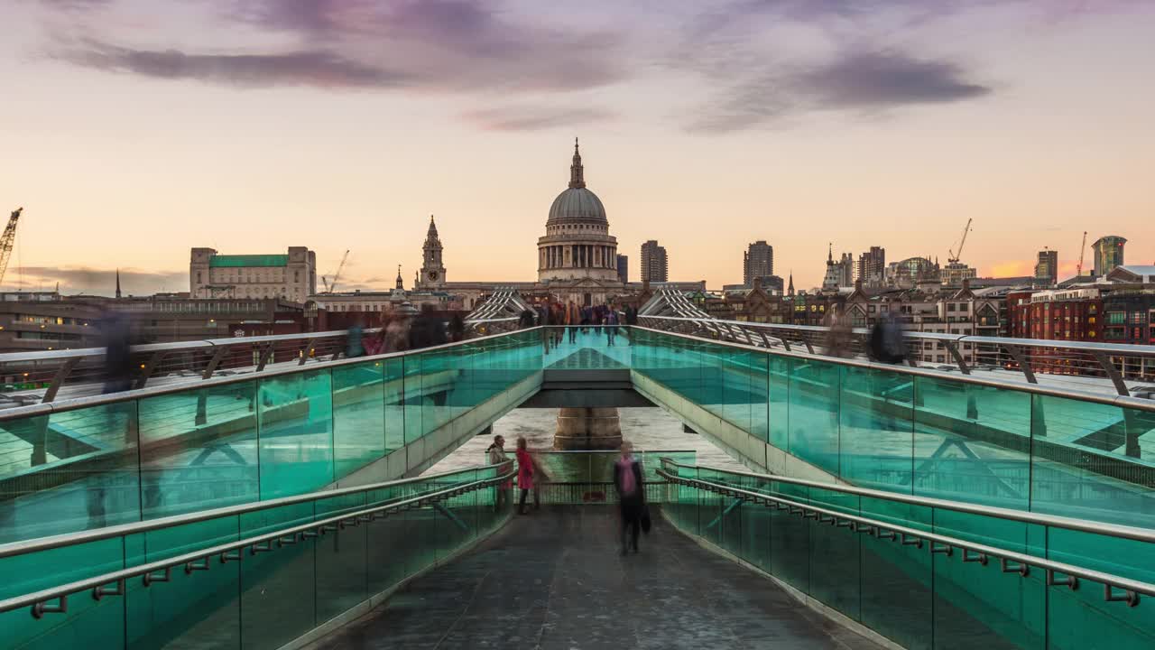 超高清日落时间的千年大桥，圣保罗大教堂和成群的游客和通勤者步行在伦敦，英国视频素材