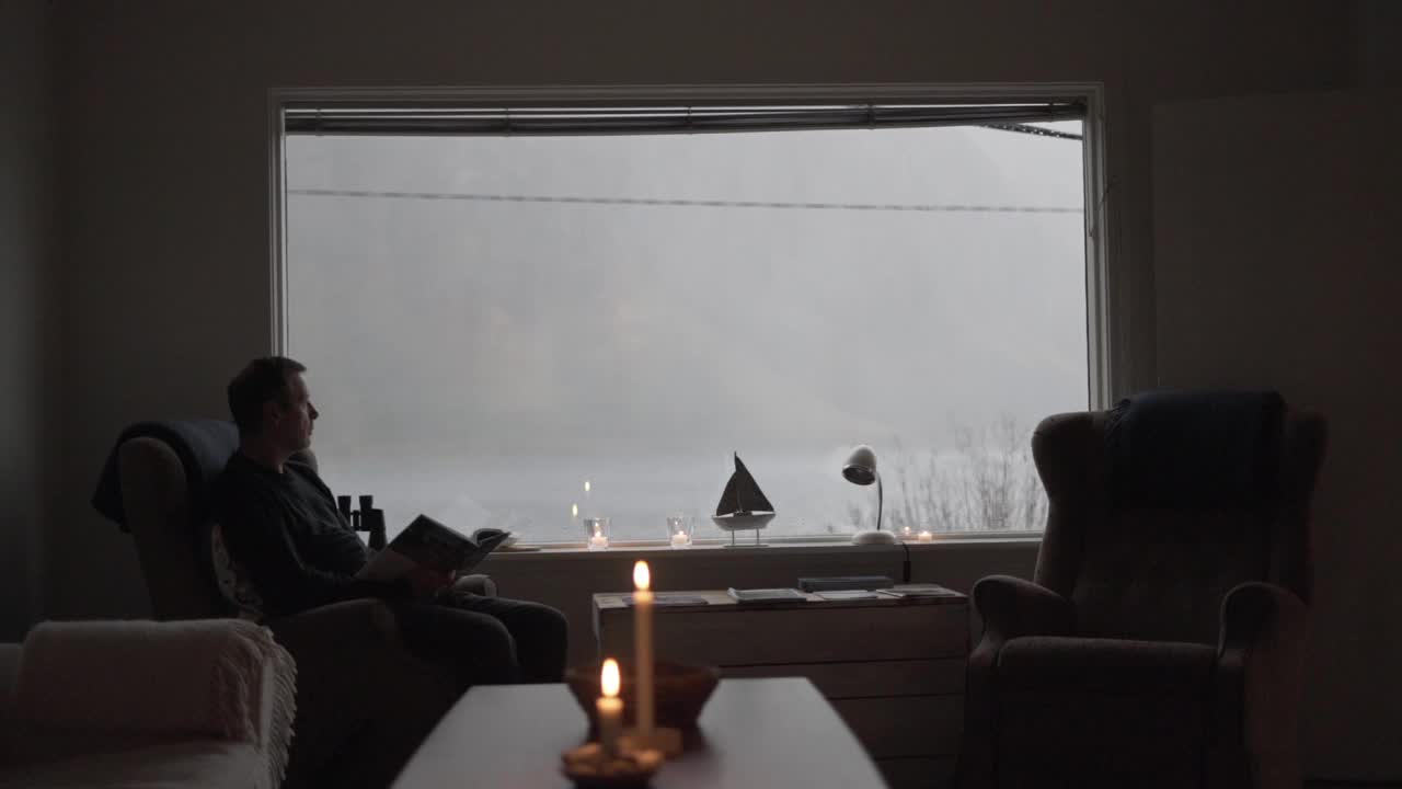 舒适的人看着窗外的峡湾视频下载