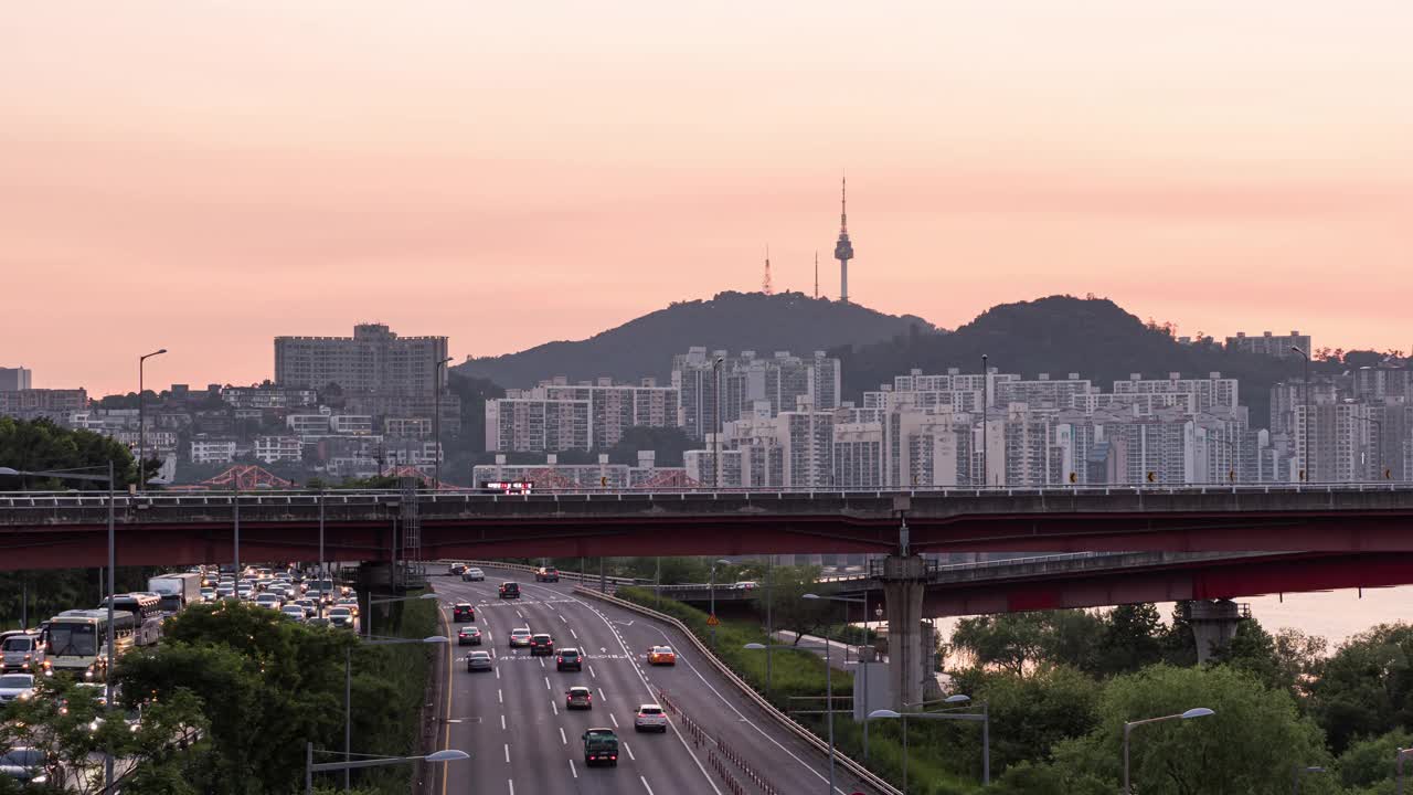 韩国首尔，Seongsudaegyo大桥、奥林匹克大道、北首尔塔、江南区和城东区周围的汽车运动视频下载