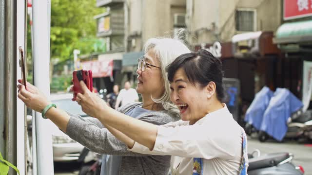 高级女性朋友用智能手机逛街视频素材