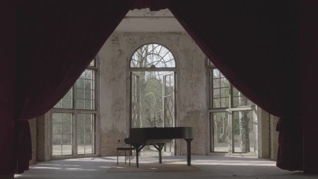 大厅里的一架旧钢琴视频素材