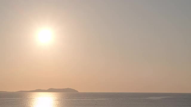 日落的时间流逝与一个岛屿在海上视频下载