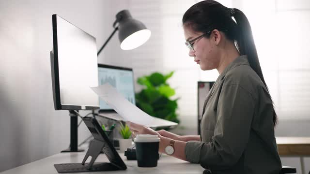 商业女性工作数据分析的电脑视频素材