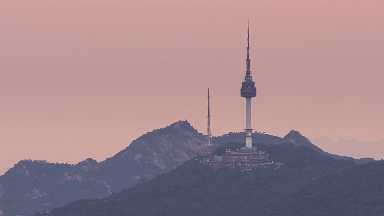 韩国首尔，北首尔塔周围市中心的日落风景视频下载