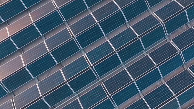 一个新的太阳能农场的俯视图。一排排的现代光伏太阳能电池板。来自太阳的可再生生态能源。鸟瞰图。视频素材