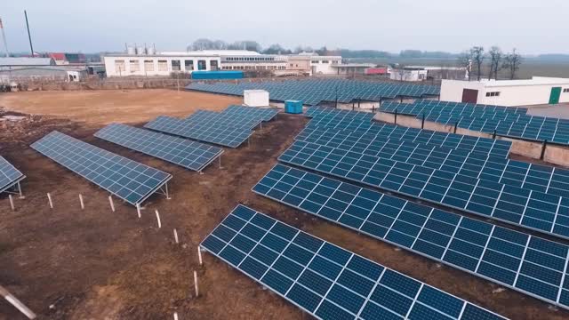 太阳能发电厂在农村。创新光伏太阳能电池的领域。生产清洁能源。鸟瞰图。视频素材