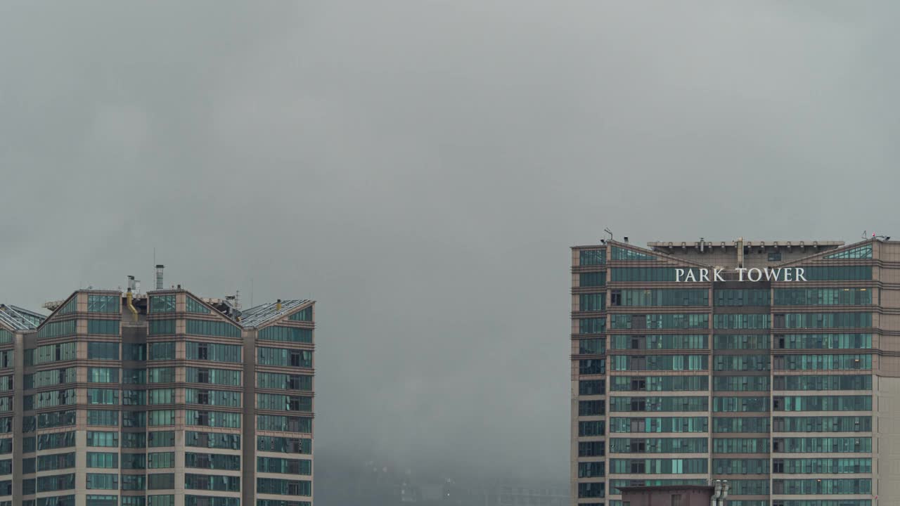 韩国首尔，汉江龙山谷，北首尔塔周围的雨景视频下载