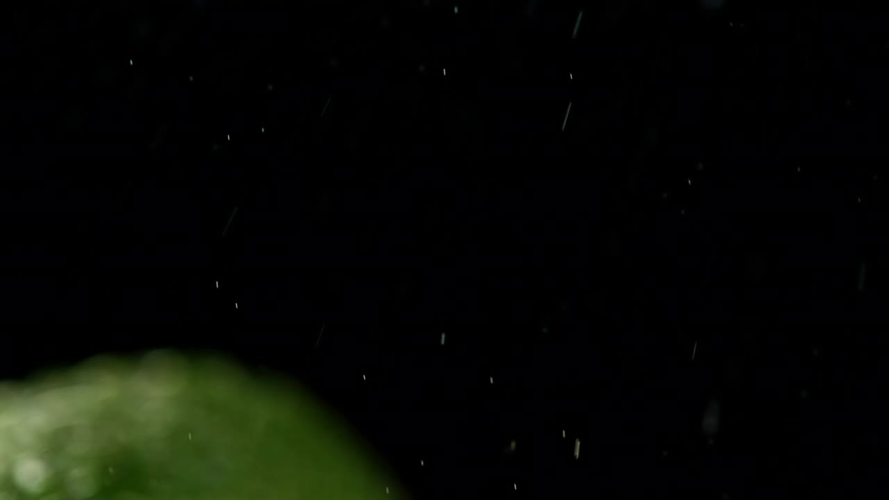 水洒在半个鳄梨上视频下载