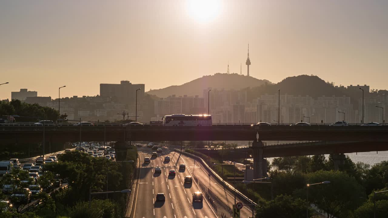 韩国首尔城南区和城东区城南区城南大道、奥林大马路和北首尔塔附近的夜间汽车运动视频下载
