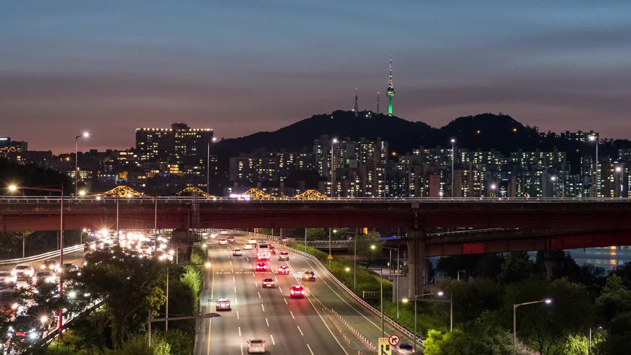 韩国首尔城南区和城东区城南区城南大道、奥林大马路和北首尔塔附近的夜间汽车运动视频下载