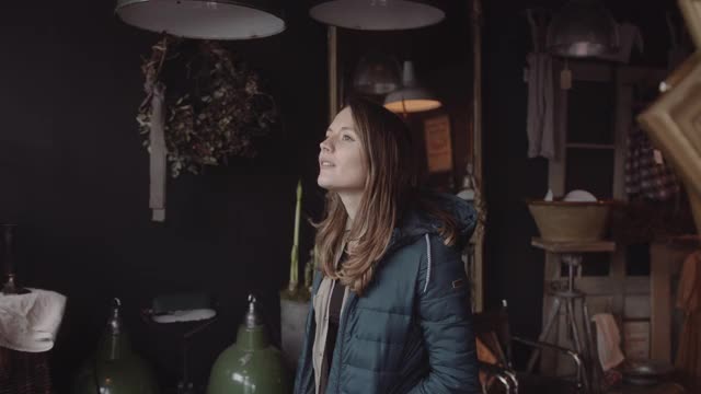 年轻的成年女性浏览古董店的礼物视频素材