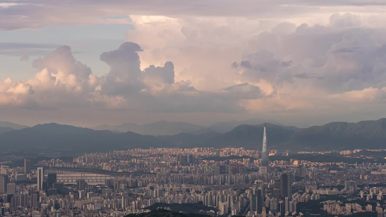 位于韩国首尔的汉江/江南区和松帕区，乐天世界大厦周围视频素材