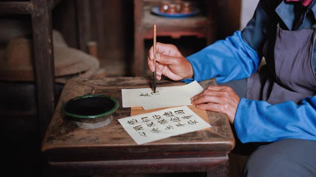 中国老人在写中国书法视频素材