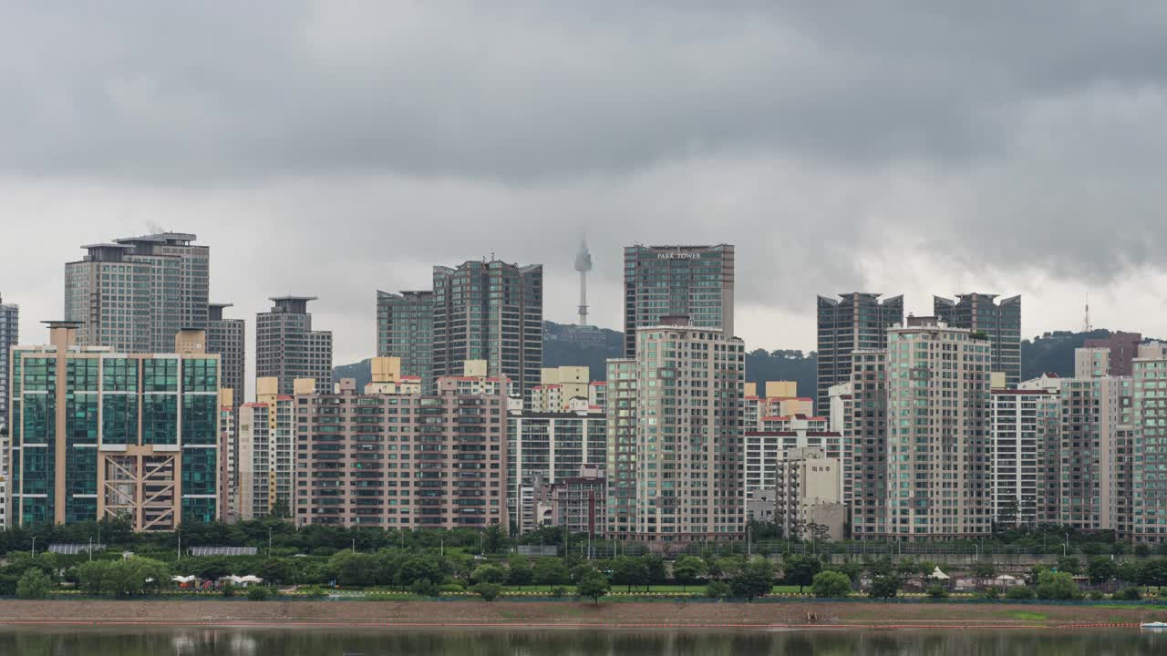韩国首尔，汉江龙山谷，北首尔塔周围的雨景视频下载