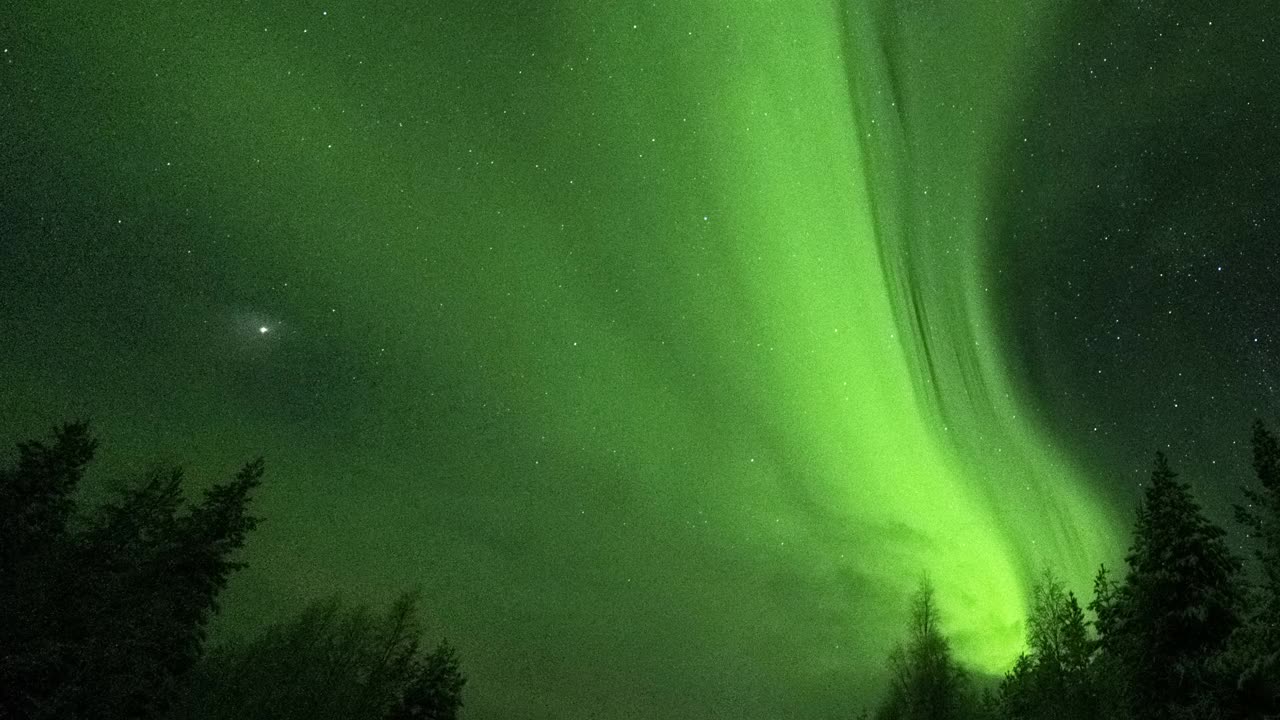 北极光的绿光。北极光与夜空的时间间隔。视频素材