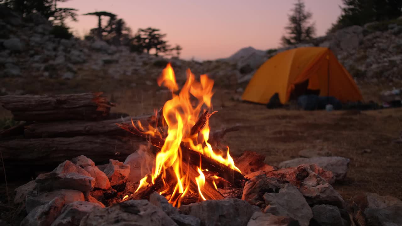 山中旅游营地篝火熊熊燃烧。视频素材