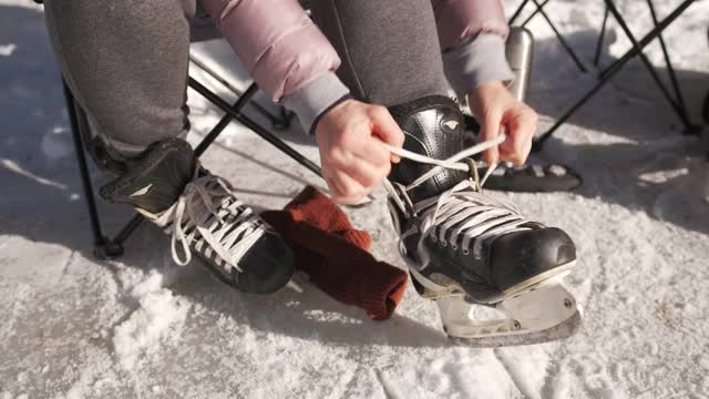 穿着溜冰鞋的女人视频下载