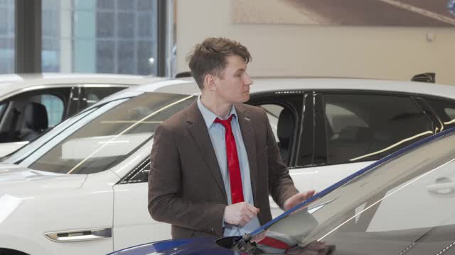 成熟的男性顾客在经销商处检查出售的现代汽车视频下载