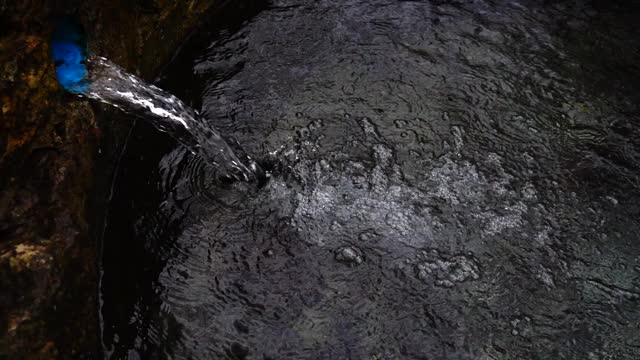 从泉水中流下的水流缓慢的运动。视频素材