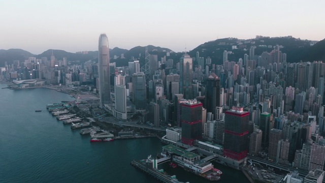 在维多利亚港飞行与城市景观，香港4K分辨率视频下载