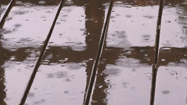 雨滴落在木地板上的背景。视频素材