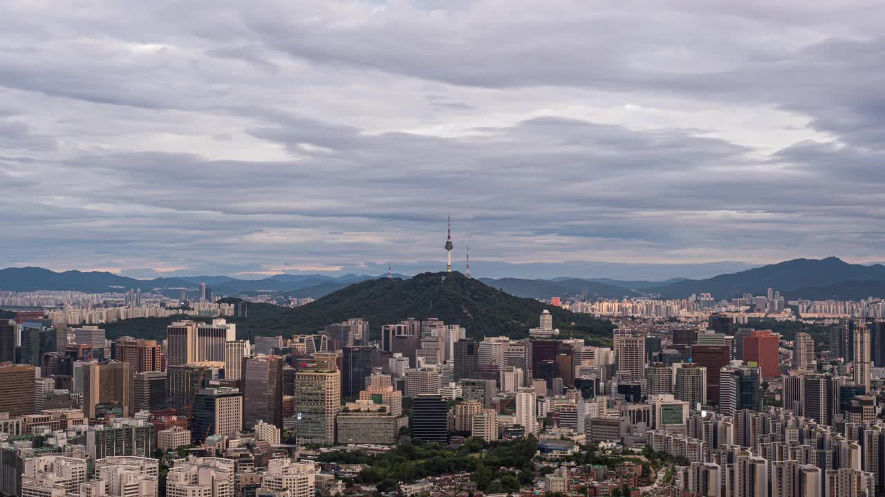 韩国首尔，北首尔塔/中谷和中谷周围的白天到晚上的市中心风景视频下载