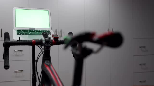 彩色键绿屏笔记本电脑和健身自行车视频下载