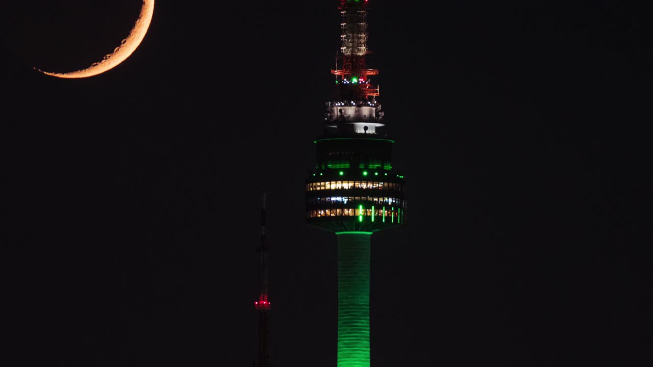 韩国首尔，夜晚新月在北汉城塔上落下视频下载