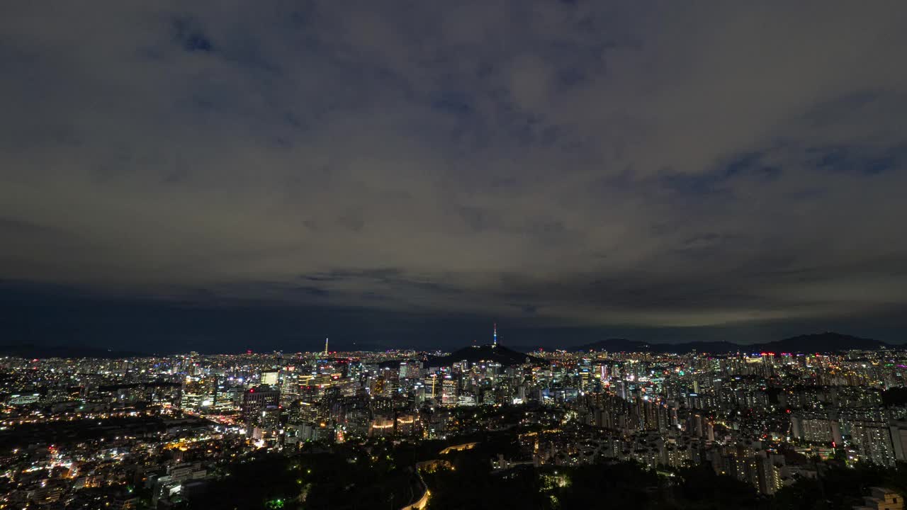 韩国首尔，北首尔塔/中谷和中谷周围的市中心夜景视频下载