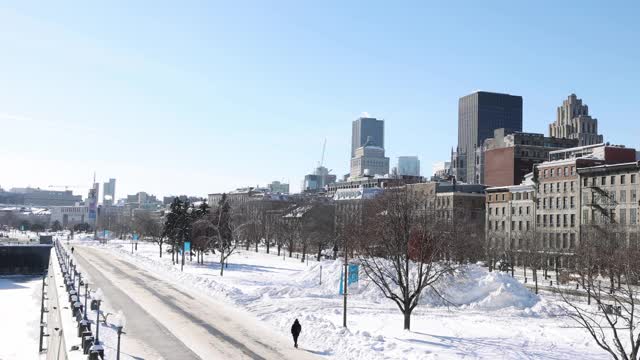 Vieux port de Montreal和市中心的冬季天际线与海滨码头在一个晴朗的冬日视频下载
