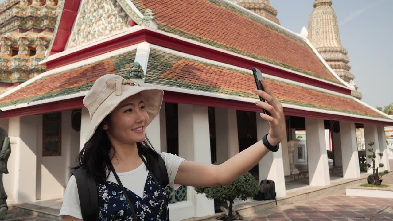 年轻的亚洲女游客在皇家寺庙观光视频素材