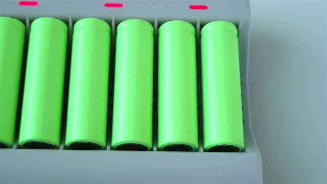 充电器里有很多绿色的锂离子电池。滑翔视图视频下载