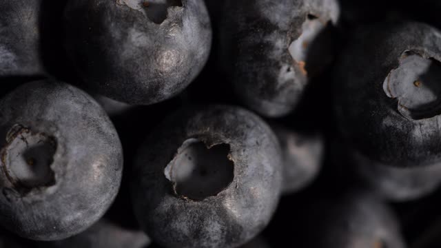 新鲜蓝莓背景。纹理健康食物浆果特写。蓝莓抗氧化有机食品，健康饮食与营养。素食，健康的饮食。宏观纹理蓝莓浆果。视频素材