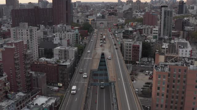 空中小车视图的汽车交通横跨曼哈顿桥的交叉口在唐人街住宅区视频素材